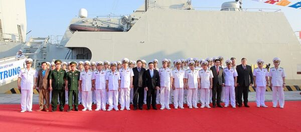 Các đại biểu chụp ảnh lưu niệm với cán bộ chiến sĩ hai tàu - Sputnik Việt Nam