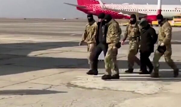 Nhân viên FSB đã bắt giữ Thủ tướng lâm thời của Dagestan là Abdusamad Gamidov, các vị phó của ông này - Shamil Isayev và Rajudin Yusufov – cùng cựu Bộ trưởng Giáo dục Shahabas Shakhov. Nhân viên FSB đã bắt giữ Thủ tướng lâm thời của Dagestan là Abdusamad Gamidov, các vị phó của ông này - Shamil Isayev và Rajudin Yusufov – cùng cựu Bộ trưởng Giáo dục Shahabas Shakhov. - Sputnik Việt Nam