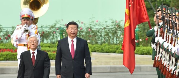 Tổng Bí thư Nguyễn Phú Trọng và Tổng Bí thư, Chủ tịch Trung Quốc Tập Cận Bình duyệt đội danh dự - Sputnik Việt Nam