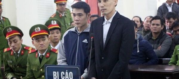 Hoàng Đức Bình và Nguyễn Nam Phong tại phiên xét xử - Sputnik Việt Nam