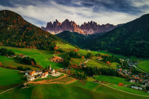 Bức ảnh «Santa Maddalena village in front of the Geisler or Odle Dolomites Group» , nhiếp ảnh gia Valentin Valkov, giành giải ba trong hạng mục Phong cảnh (dành cho nhiếp ảnh gia chuyên nghiệp) - Sputnik Việt Nam