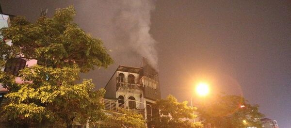 Đám cháy xảy ra tại ngôi nhà số 136 trên đường Trần Duy Hưng (Cầu Giấy). - Sputnik Việt Nam