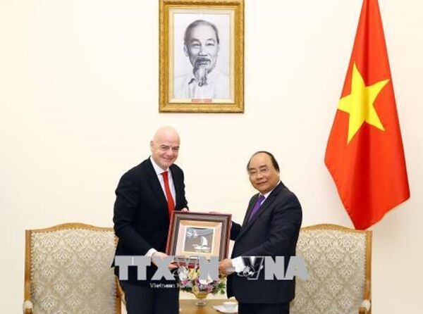 Thủ tướng Nguyễn Xuân Phúc trao tặng quà lưu niệm cho Chủ tịch FIFA Gianni Infantino - Sputnik Việt Nam
