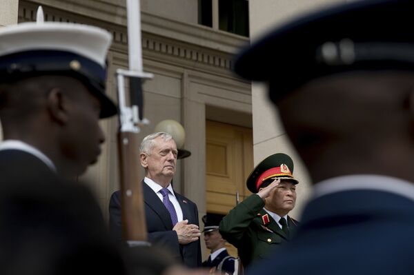 Đại tướng Ngô Xuân Lịch và Bộ trưởng Quốc phòng Mỹ James Mattis - Sputnik Việt Nam