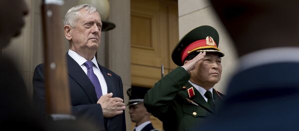 Đại tướng Ngô Xuân Lịch và Bộ trưởng Quốc phòng Mỹ James Mattis - Sputnik Việt Nam
