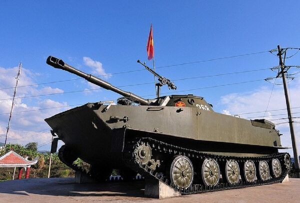 Mô hình xe tăng bơi PT-76 tại Tượng đài Chiến thắng Làng Vây. Mô hình xe tăng bơi PT-76 tại Tượng đài Chiến thắng Làng Vây. - Sputnik Việt Nam