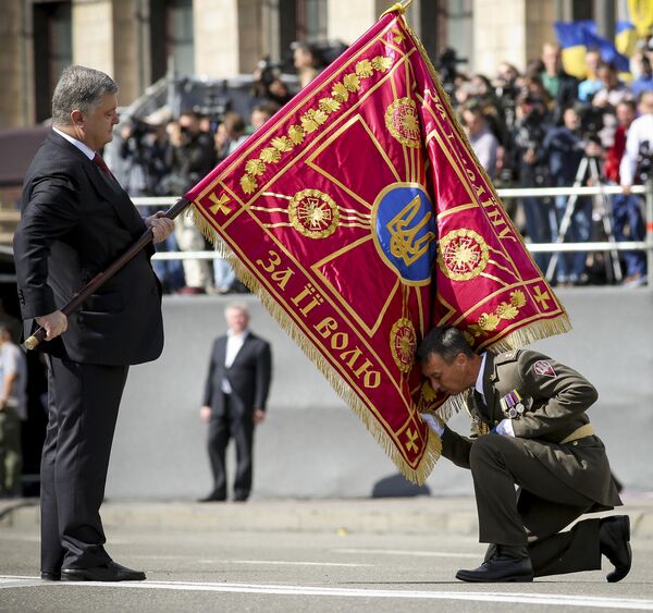 Tổng thống Ukraina Piotr Poroshenko tại cuộc diễu hành vinh danh Ngày Độc lập ở Kiev - Sputnik Việt Nam