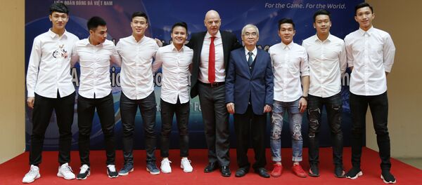Chủ tịch FIFA Gianni Infantino và Chủ tịch Liên đoàn bóng đá Việt Nam Lê Hùng Dũng cùng các thành viên đội U23 tại Hà Nội, Việt Nam - Sputnik Việt Nam
