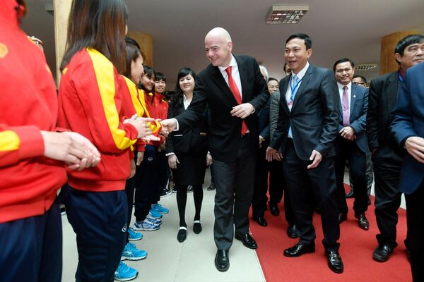 Chủ tịch FIFA, Gianni Infantino bắt tay các thành viên đội tuyển bóng đá quốc gia nữ trong chuyến thăm Liên đoàn Bóng đá Việt Nam tại Hà Nội - Sputnik Việt Nam