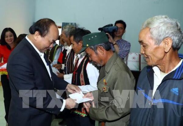 Thủ tướng Nguyễn Xuân Phúc tặng quà cho các gia đình chính sách, hộ dân tộc thiểu số có hoàn cảnh khó khăn thuộc huyện Đắk Song, tỉnh Đắk Nông. - Sputnik Việt Nam