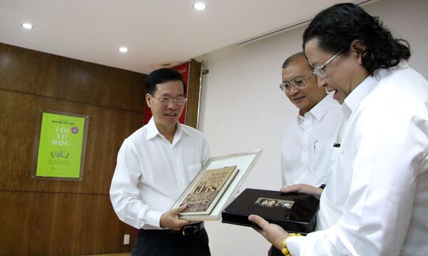 Nhà xuất bản Trẻ tặng một số sách kỷ niệm cho Trưởng Ban Tuyên giáo TƯ - Sputnik Việt Nam