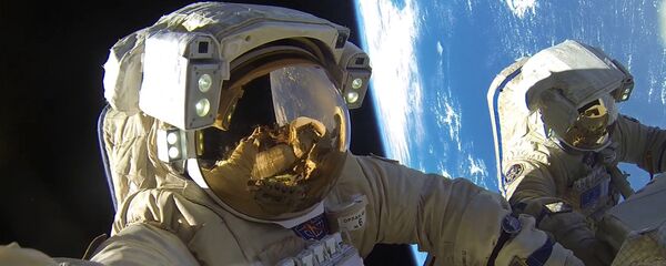Hai phi hành gia của Roskosmos: Anton Shkaplerov và Alexandr Misurkin trong thời gian bước vào khoảng không vũ trụ - Sputnik Việt Nam