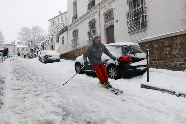 Người đàn ông trượt tuyết xuống dốc trên phố Montmartre ở Paris - Sputnik Việt Nam