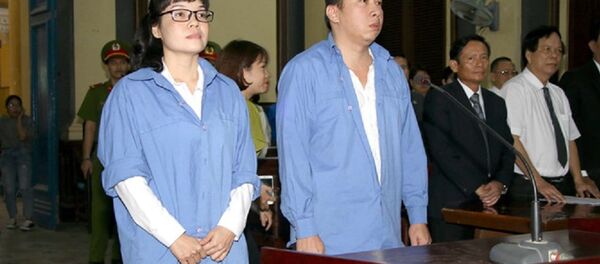 Bị cáo Huỳnh Thị Huyền Như (bìa trái) và Võ Anh Tuấn tại phiên xử sáng 8.2 Bị cáo Huỳnh Thị Huyền Như (bìa trái) và Võ Anh Tuấn tại phiên xử sáng 8.2 - Sputnik Việt Nam