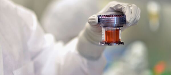 Доктор держит флакон, содержащий Т-клетки - Sputnik Việt Nam