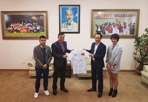 Lãnh đạo VFF tặng ông Trịnh Văn Quyết chiếc áo có đầy đủ chữ ký của đội U23 Việt Nam Lãnh đạo VFF tặng ông Trịnh Văn Quyết chiếc áo có đầy đủ chữ ký của đội U23 Việt Nam - Sputnik Việt Nam