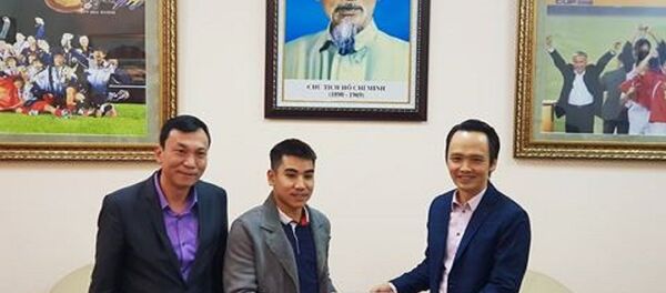 Chủ tịch Tập đoàn FLC Trịnh Văn Quyết (phải) trao 1 tỷ đồng tiền mặt cho đại diện VFF - Sputnik Việt Nam