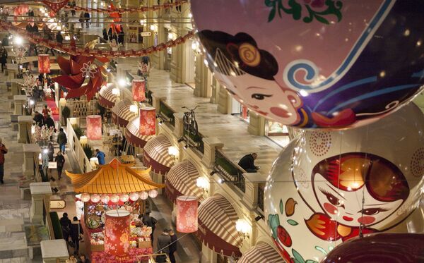 Cửa hiệu GUM của Matxcơva trang hoàng đón Tết - Sputnik Việt Nam