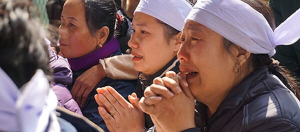 Người thân khóc nghẹn trong đám tang nam sinh Hoàng Đức Hải. - Sputnik Việt Nam