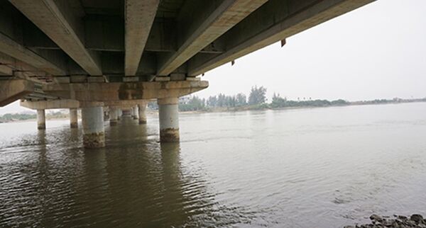 Khu vực nạn nhân cứu người rồi tử nạn nước triều dâng rất lớn. - Sputnik Việt Nam