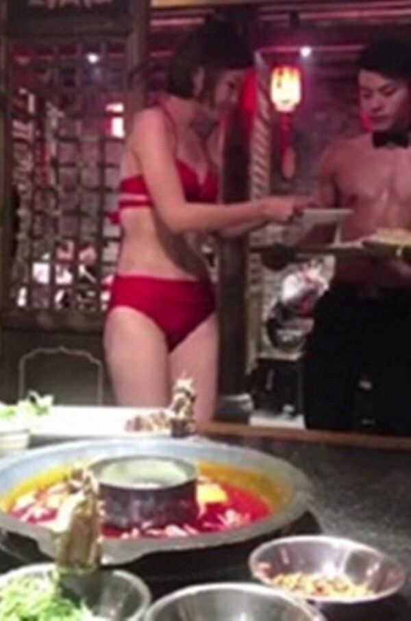 Nữ mặc bikini, nam cởi trần phục vụ khách ăn lẩu gây sốc - Sputnik Việt Nam