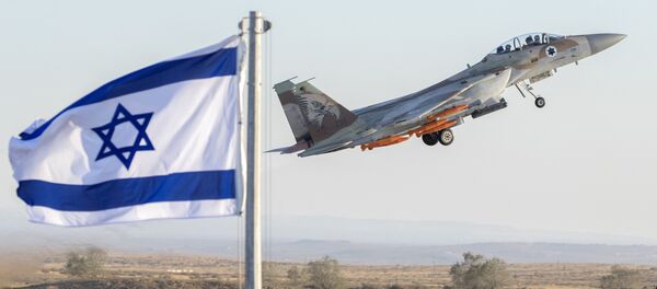 An Israeli Air Force F-15 Eagle fighter plane performs at an air show during the graduation of new cadet pilots at Hatzerim base in the Negev desert, near the southern Israeli city of Beer Sheva, on June 29, 2017 - Sputnik Việt Nam