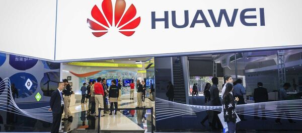 Visitors walk past the stand of Huawei during PT/EXPO COMM CHINA 2014 in Beijing, China, 27 September 2014 - Sputnik Việt Nam