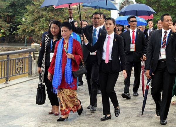 Nữ sĩ quan cảnh vệ thực thi nhiệm vụ bảo vệ tiếp cận phu nhân lãnh đạo các nền kinh tế APEC tham quan phố cổ Hội An. - Sputnik Việt Nam