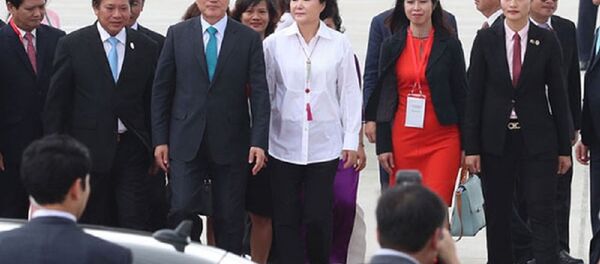 Thượng úy Đặng Thị Hồng Nhung (ngoài cùng bên phải) tham gia tháp tùng phu nhân tổng thống Hàn Quốc. - Sputnik Việt Nam