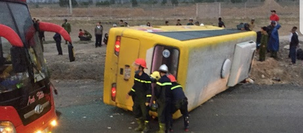 Hiện trường vụ lật xe. - Sputnik Việt Nam