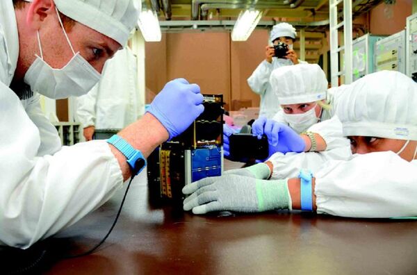 Thực hành lắp ráp vệ tinh PicoDragon với các chuyên gia nước ngoài  - Sputnik Việt Nam