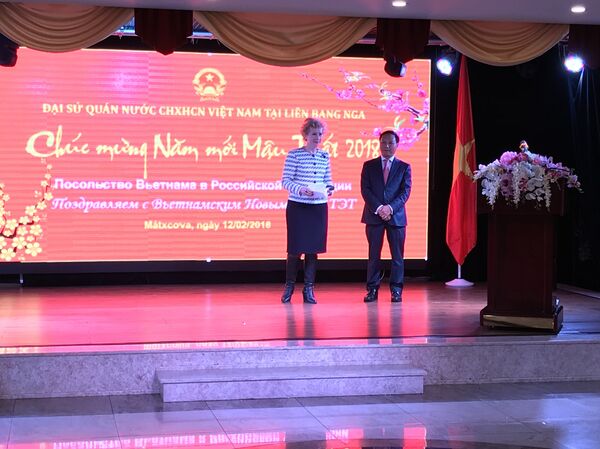 Đại sứ Ngô Đức Mạnh cùng với bà Vorobyeva Lyudmila, Vụ trưởng Vụ Châu Á ba của Bộ Ngoại giao Nga tại buổi chiêu đãi nhân dịp Tết tại Matxcơva.  - Sputnik Việt Nam