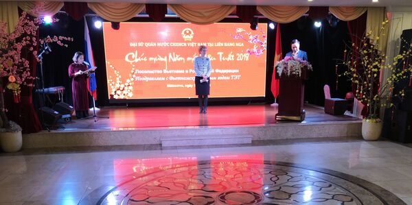 Đại sứ Ngô Đức Mạnh cùng với bà Vorobyeva Lyudmila, Vụ trưởng Vụ Châu Á ba của Bộ Ngoại giao Nga tại buổi chiêu đãi nhân dịp Tết tại Matxcơva.  - Sputnik Việt Nam