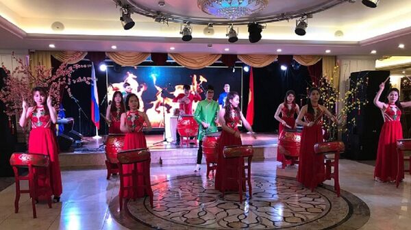 Các nghệ sỹ biểu diễn tại buổi chiêu đãi nhân dịp Tết ở Mátxcơva. - Sputnik Việt Nam