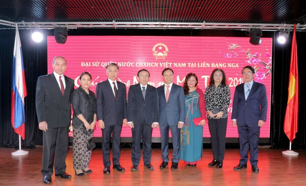 Đại sứ Ngô Đức Mạnh cùng với các đại sứ ASEAN tại buổi chiêu đãi nhân dịp Tết cổ truyền. - Sputnik Việt Nam