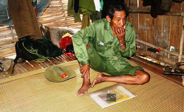 Ông Điểu K’Giang rưng rưng khi kể cho chúng tôi nghe về câu chuyện gắn bó với con tê giác java cuối cùng.  - Sputnik Việt Nam