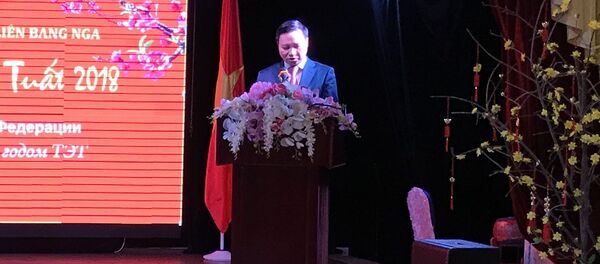 Đại sứ Ngô Đức Mạnh cùng với bà Vorobyeva Lyudmila,  Vụ trưởng Vụ Châu Á ba của Bộ Ngoại giao Nga tại buổi chiêu đãi nhân dịp Tết tại Matxcơva. - Sputnik Việt Nam