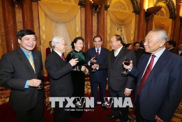 Các đồng chí lãnh đạo và nguyên lãnh đạo Đảng, Nhà nước cùng nâng cốc chúc mừng - Sputnik Việt Nam