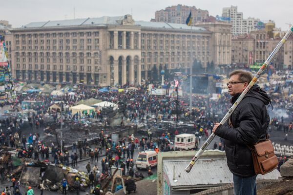 Phái ủng hộ đối lập dựng chướng ngại vật trên phố Institutskaya ở Kiev. - Sputnik Việt Nam