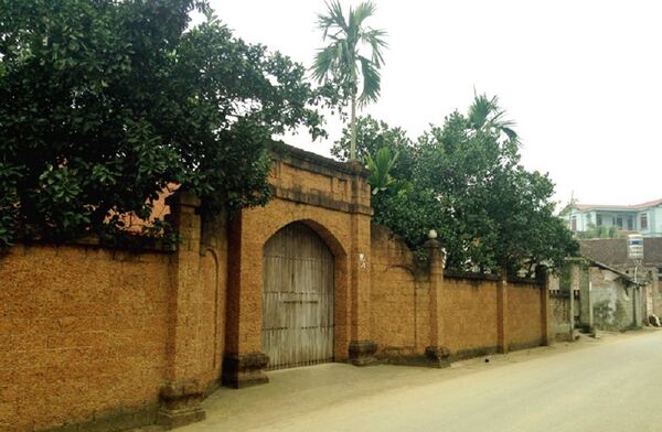 Một chiếc cổng làm từ đá ong mới được hoàn thiện, kỹ thuật xây dựng rất cầu kỳ - Sputnik Việt Nam