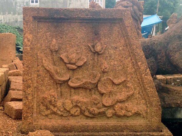 Tác phẩm nghệ thuật đá ong được đục nét hoa văn tinh xảo - Sputnik Việt Nam