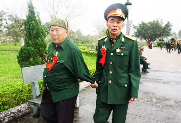 Cựu chiến binh Nguyễn Ngọc Ký (bên trái) về thăm lại thành cổ Quảng Trị trong chuyến hành quân kỷ niệm 50 năm cuộc Tổng tiến công và nổi dậy Xuân Mậu Thân 1968 Cựu chiến binh Nguyễn Ngọc Ký (bên trái) về thăm lại thành cổ Quảng Trị trong chuyến hành quân kỷ niệm 50 năm cuộc Tổng tiến công và nổi dậy Xuân Mậu Thân 1968 - Sputnik Việt Nam