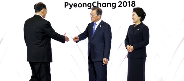 Tổng thống Hàn Quốc Moon Jae-in đã có cuộc gặp bên lề Thế Vận Hội kéo dài gần 3 giờ đồng hồ với Chủ tịch Hội đồng Nhân dân Tối cao Triều Tiên Kim Yong-nam - Sputnik Việt Nam