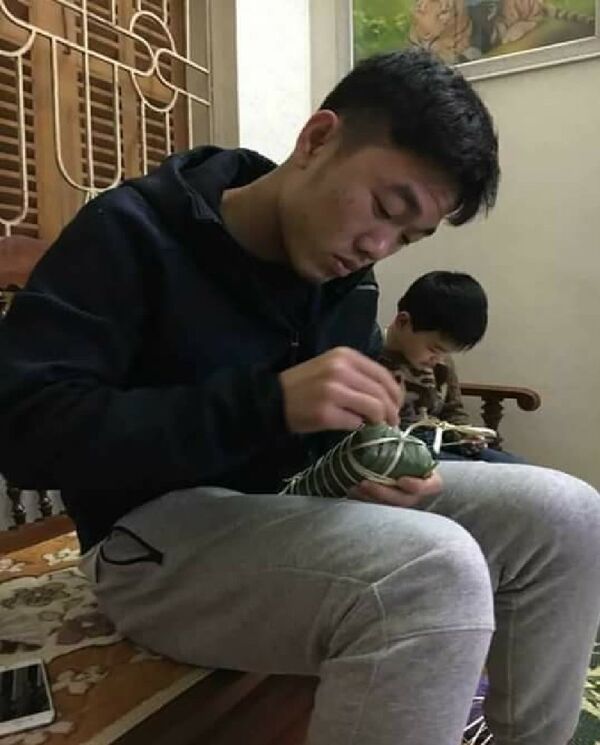 Xuân Trường tập trung với công việc gói bánh Xuân Trường tập trung với công việc gói bánh - Sputnik Việt Nam