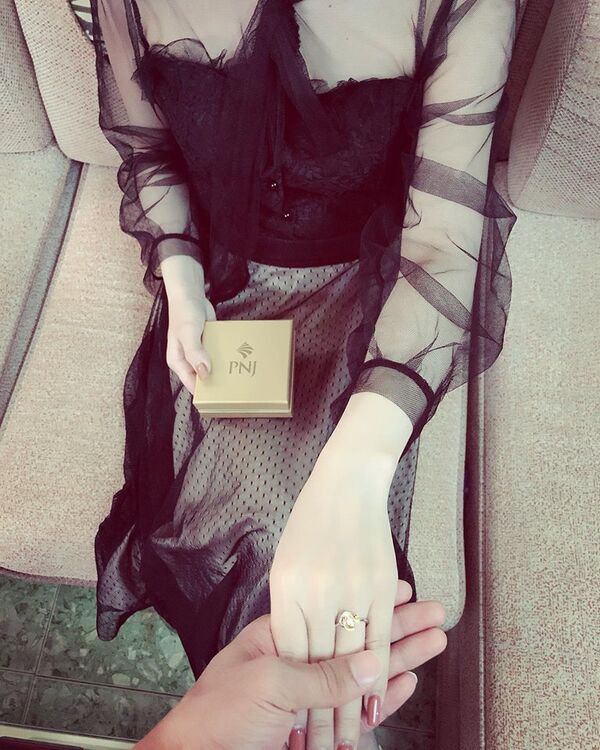 Văn Thanh tặng bạn gái xinh đẹp món quà Văn Thanh tặng bạn gái xinh đẹp món quà - Sputnik Việt Nam