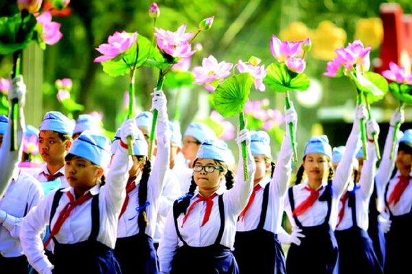 Học sinh - sinh viên tại lễ mít tinh chào mừng 30-4 - Sputnik Việt Nam