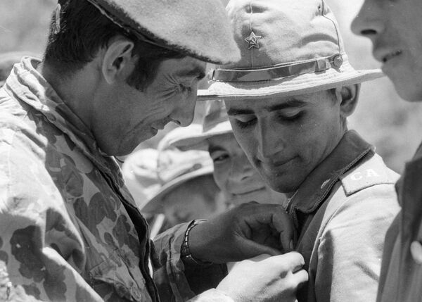 Lính Afghanistan tặng chiến sĩ Liên Xô huy hiệu làm kỷ niệm - Sputnik Việt Nam