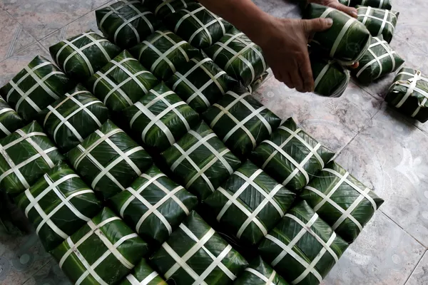 Người đàn ông gói bánh chưng trước Tết Nguyên đán ở một ngôi làng gần Hà Nội, Việt Nam Người đàn ông gói bánh chưng trước Tết Nguyên đán ở một ngôi làng gần Hà Nội, Việt Nam - Sputnik Việt Nam