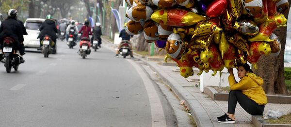Cô gái bán bóng bay trên đường phố Hà Nội vào trước Tết - Sputnik Việt Nam