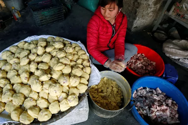 Người phụ nữ chuẩn bị gói bánh chưng dành cho ngày Tết ở Việt Nam Người phụ nữ chuẩn bị gói bánh chưng dành cho ngày Tết ở Việt Nam - Sputnik Việt Nam